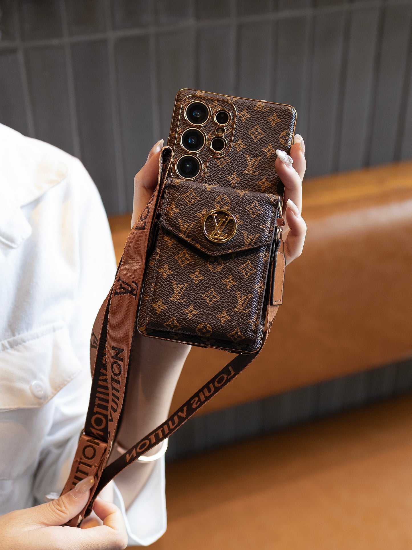 高級皮革三星手機殼，帶錢包和肩帶。