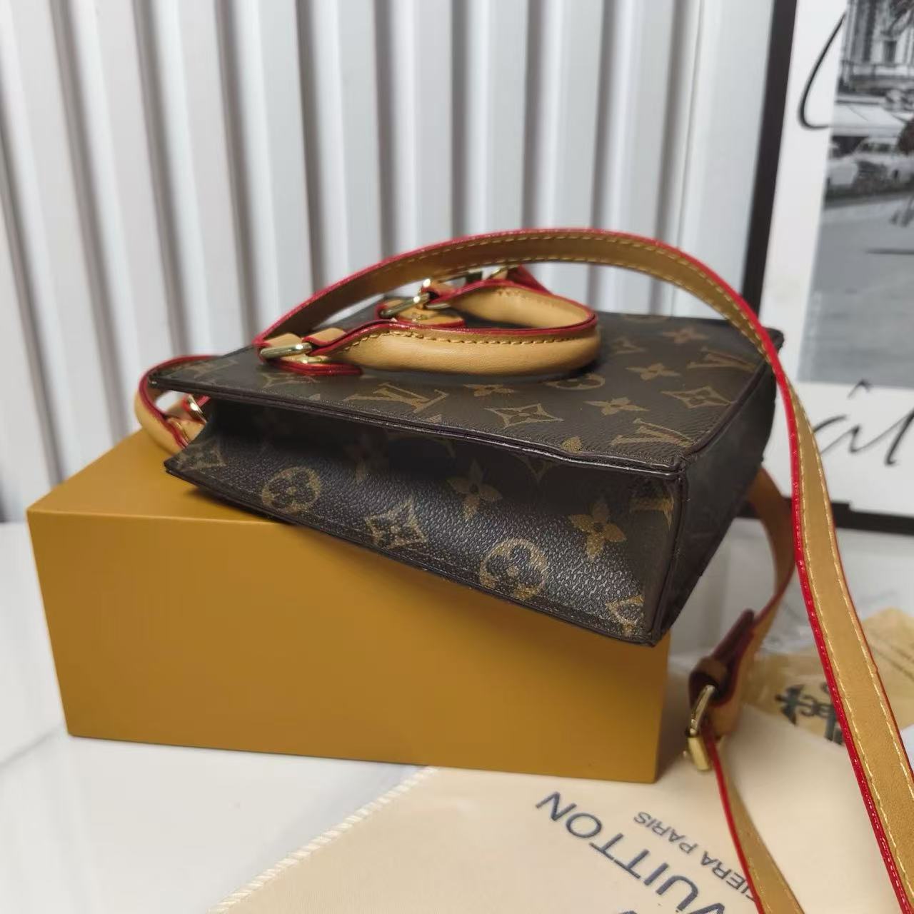 Klassinen kantolaukku Crossbody-hihnalla