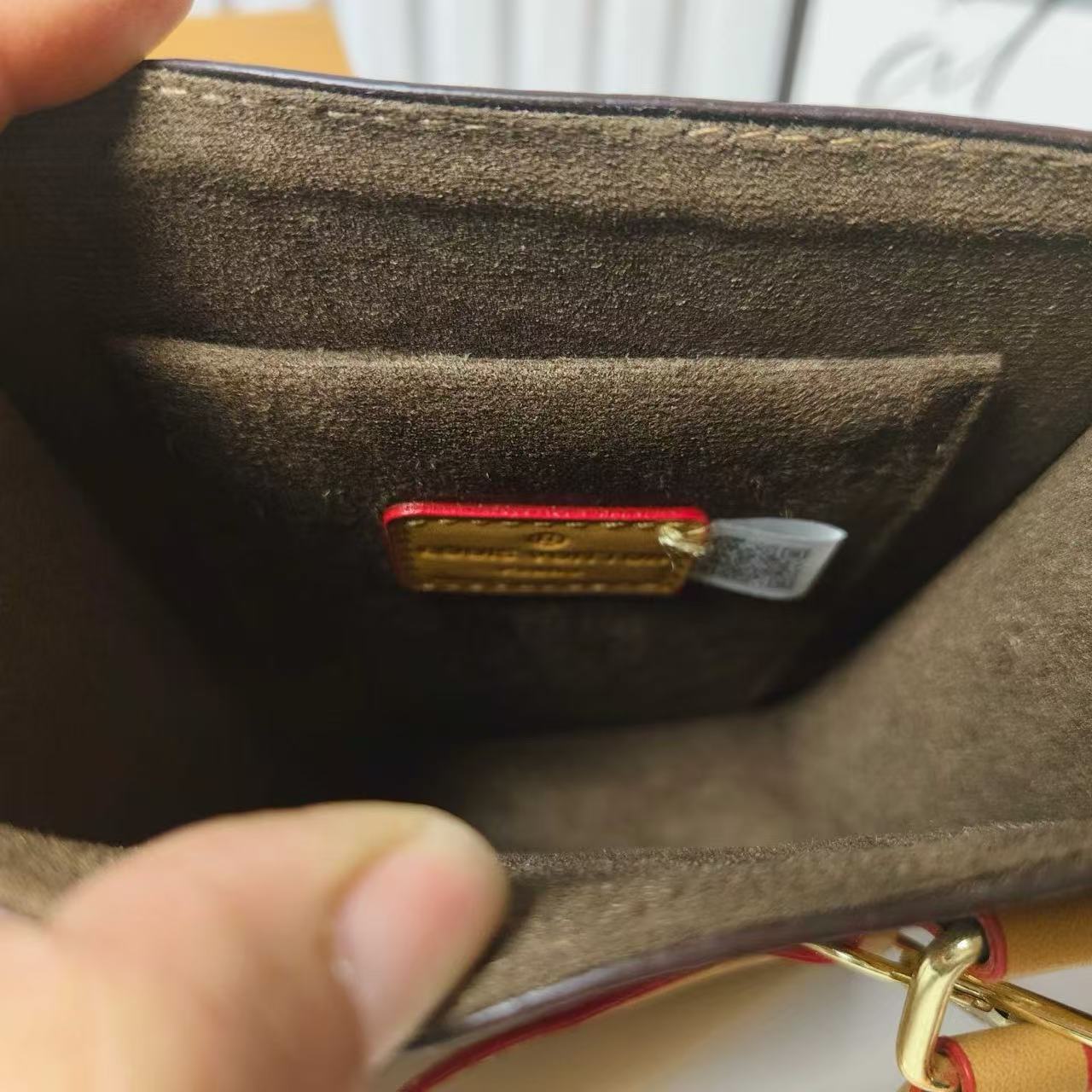 Klassinen kantolaukku Crossbody-hihnalla