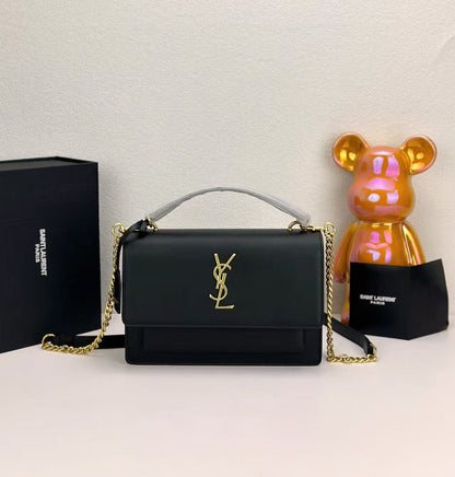 Elegante bolsa de ombro em couro estruturado com corrente dourada