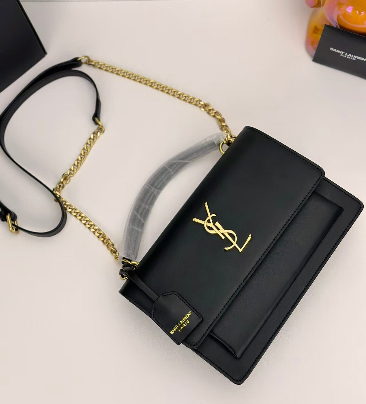 Elegante bolsa de ombro em couro estruturado com corrente dourada