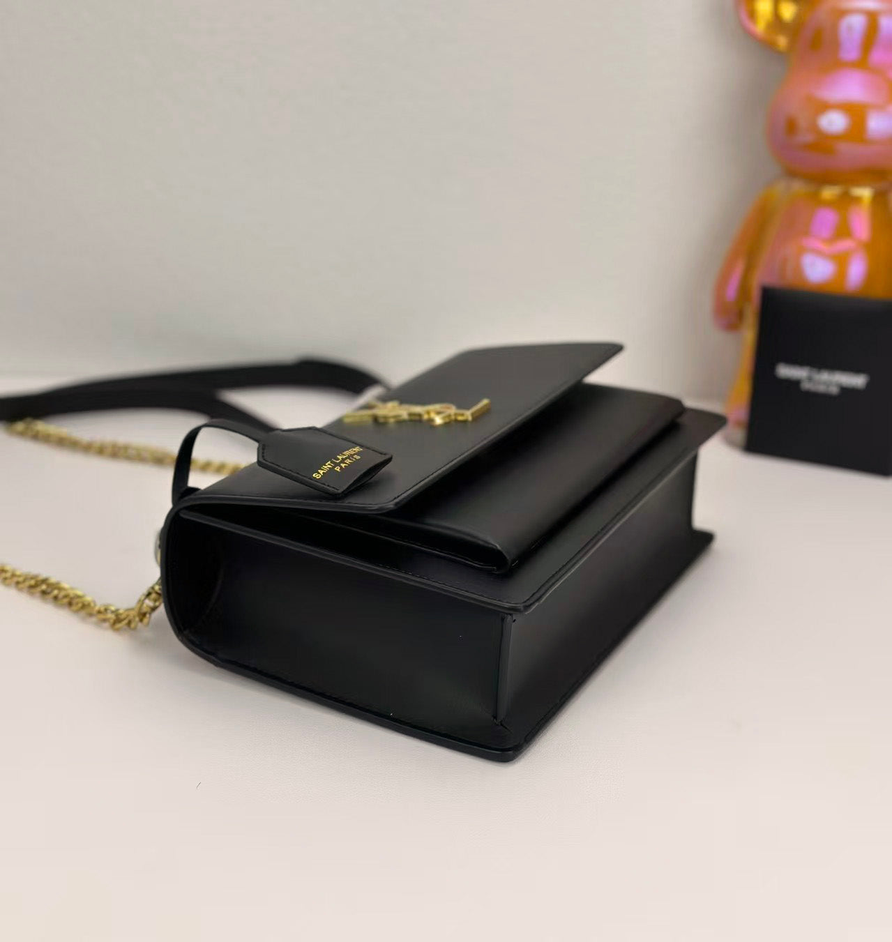 Elegante bolsa de ombro em couro estruturado com corrente dourada