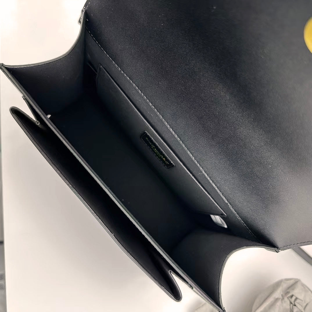 Elegante bolsa de ombro em couro estruturado com corrente dourada