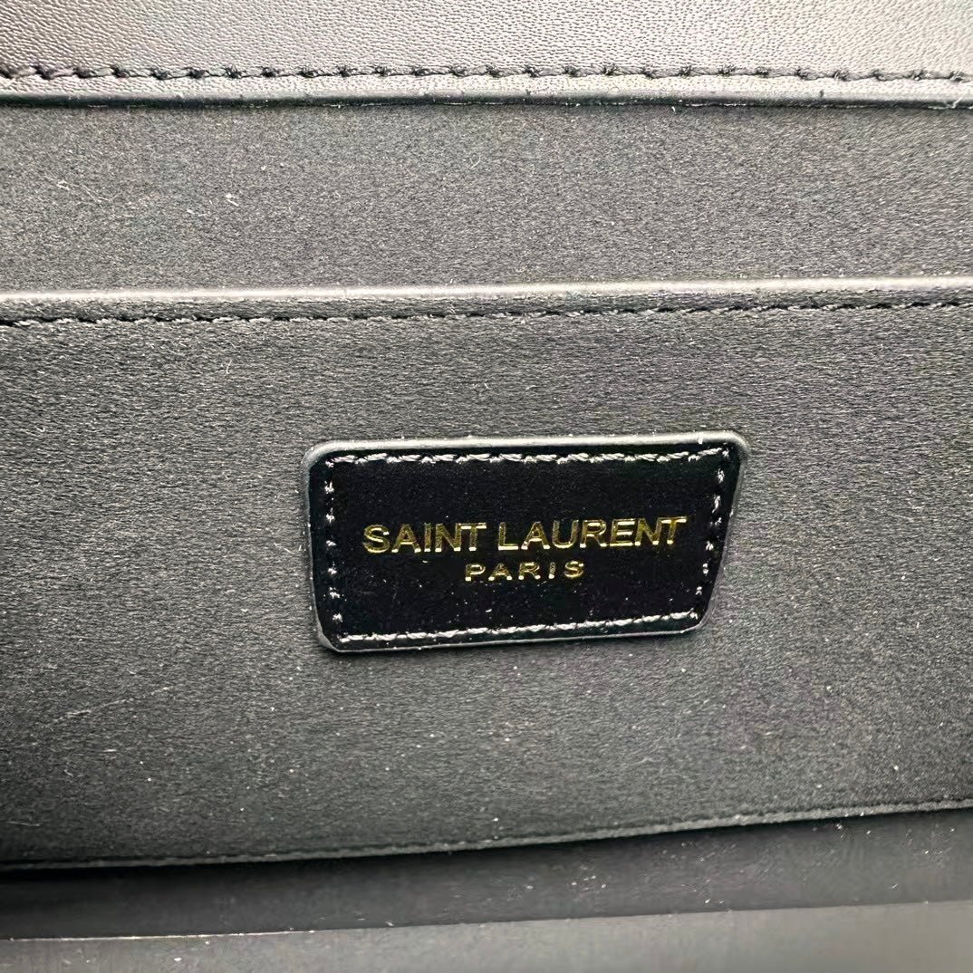 Elegante bolsa de ombro em couro estruturado com corrente dourada