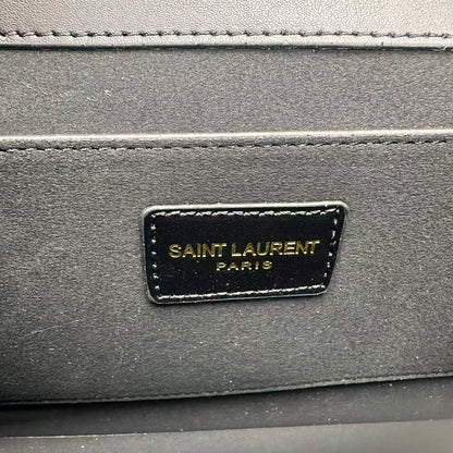 Elegante bolsa de ombro em couro estruturado com corrente dourada