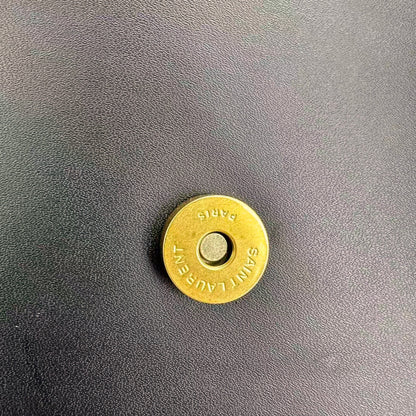 Elegante bolsa de ombro em couro estruturado com corrente dourada