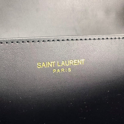 Elegante bolsa de ombro em couro estruturado com corrente dourada