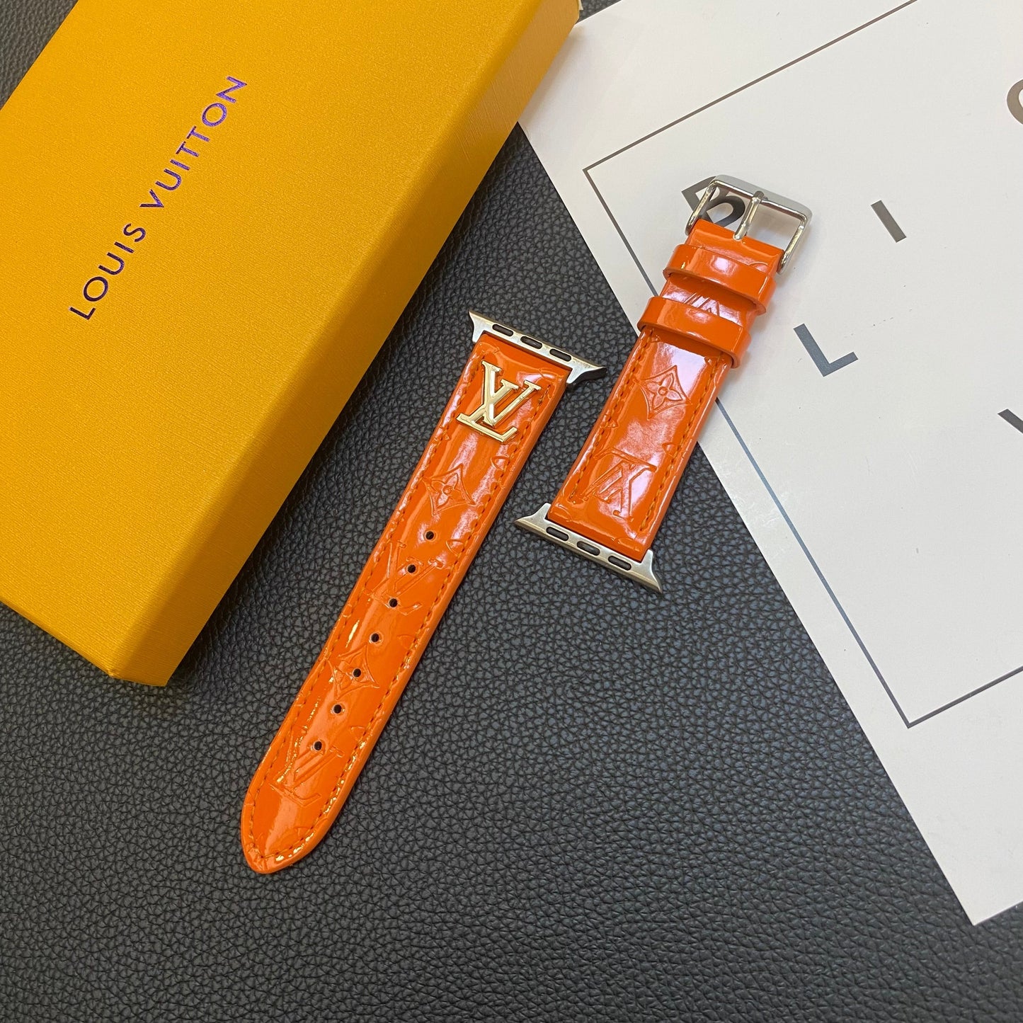 GLANSIGT LÄDER APPLE KLOCKORM LYXIG METALLLOGO