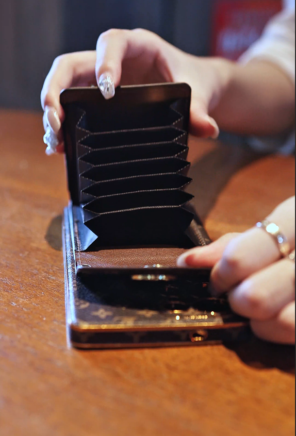 高級皮革三星手機殼，帶錢包和肩帶。