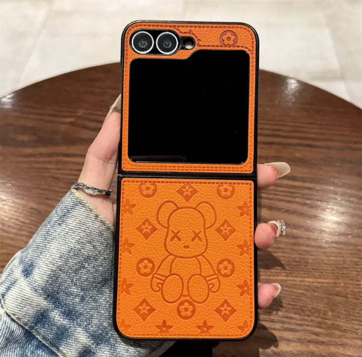 《三星Z Flip系列皮革折疊防摔手機殼，帶指環扣設計》