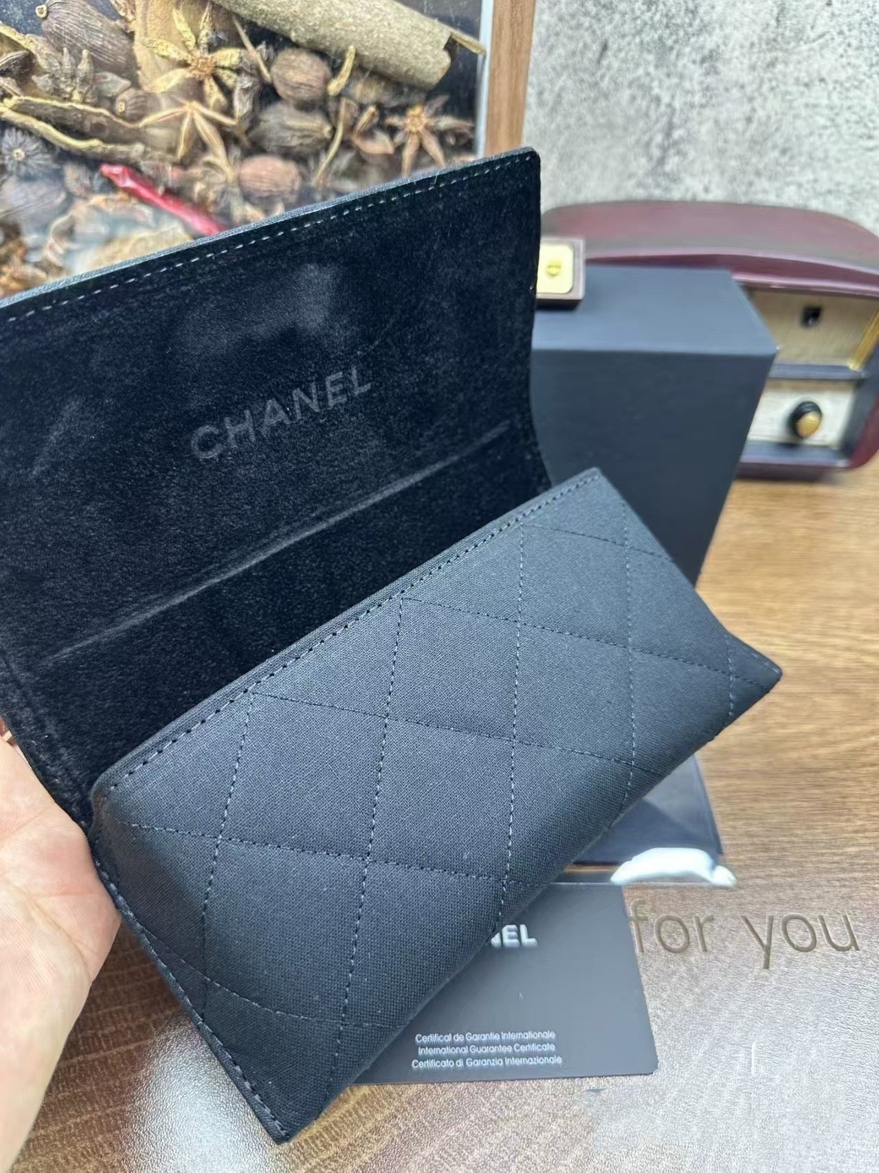 Klassiskt glasögonfodral i diamantgittermönster med metallaccenter