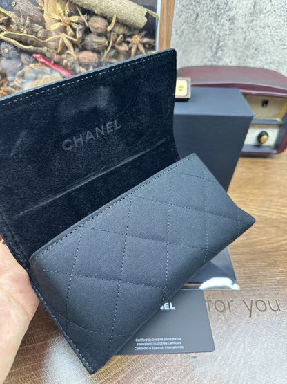 Klassiskt glasögonfodral i diamantgittermönster med metallaccenter