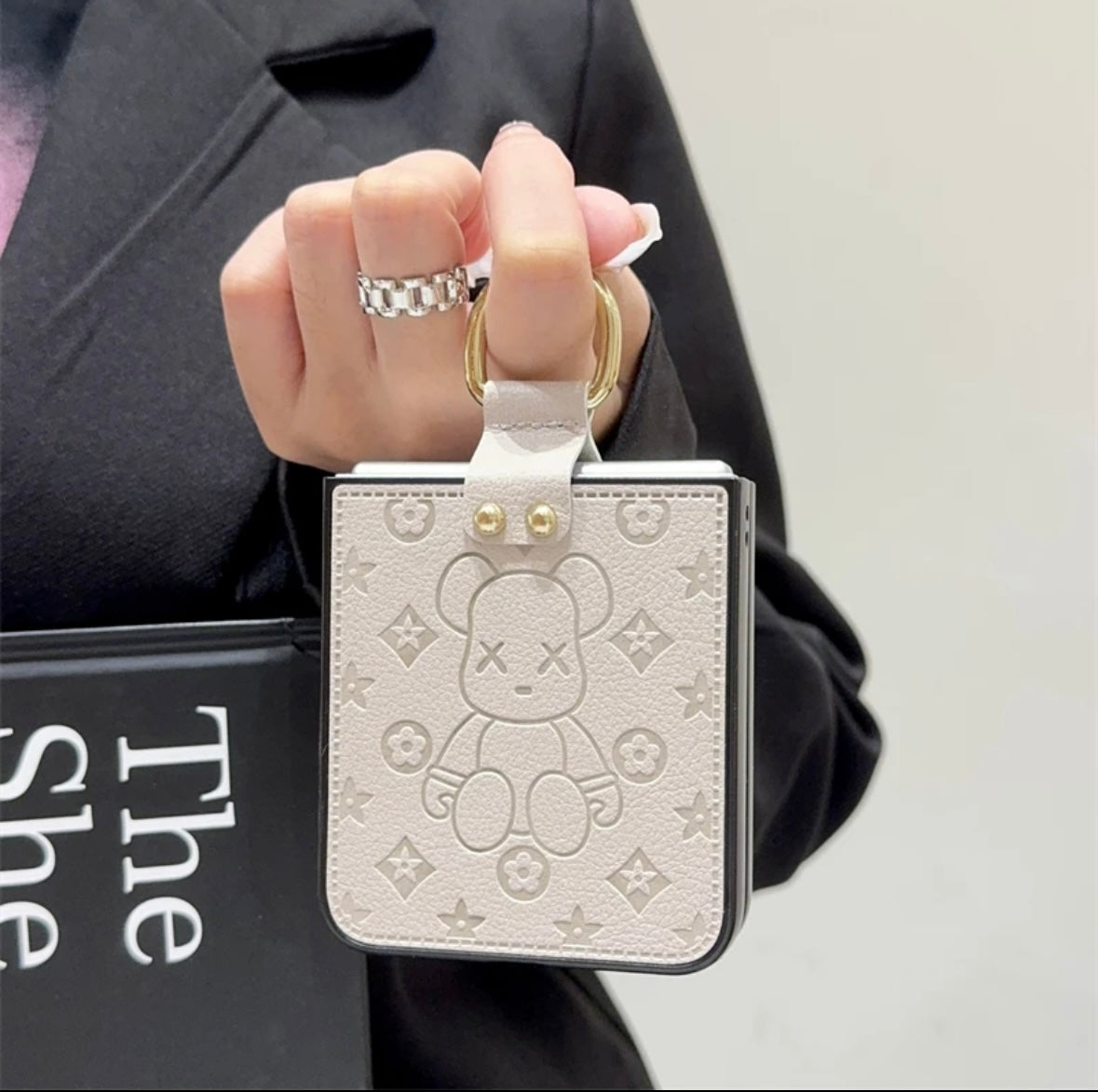 《三星Z Flip系列皮革折疊防摔手機殼，帶指環扣設計》