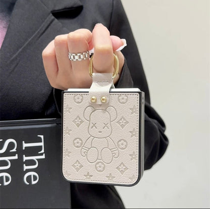 《三星Z Flip系列皮革折疊防摔手機殼，帶指環扣設計》