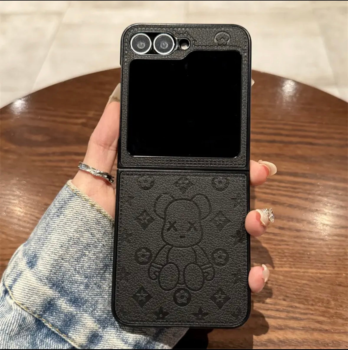 《三星Z Flip系列皮革折疊防摔手機殼，帶指環扣設計》