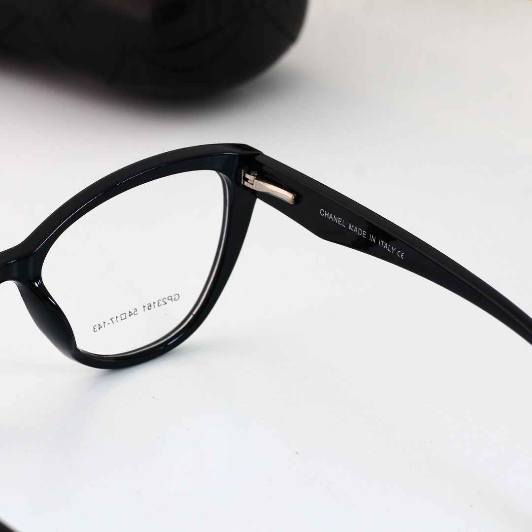 Illő színű macskaszemüvegek